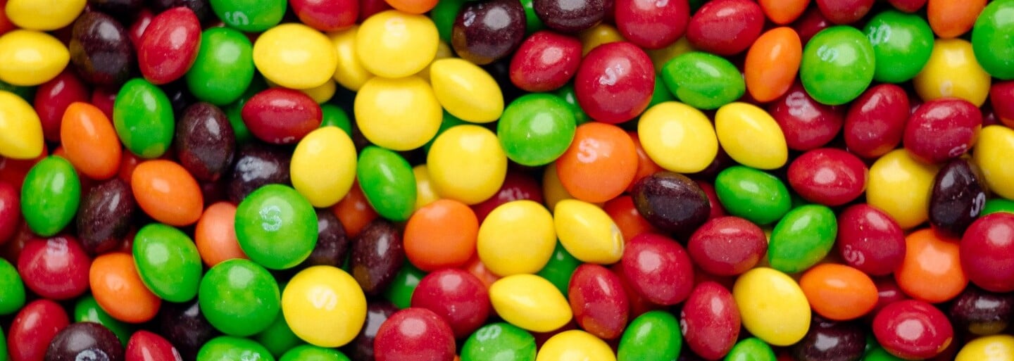 Skittles čelí žalobě, podle níž používá umělé barvivo, které může způsobovat rakovinu