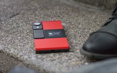 Skladací smartfón od Googlu bude nakoniec realitou. Prvé kusy prídu na pulty predajní už budúci rok Skladací smartfón od Googlu bude nakoniec realitou. Prvé kusy prídu na pulty predajní už budúci rok