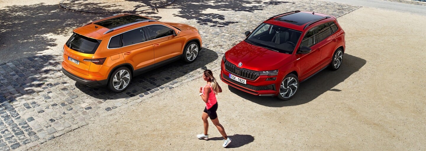 Škoda Karoq prešla modernizáciou. Priniesla špičkové svetlá a recyklované materiály v kokpite