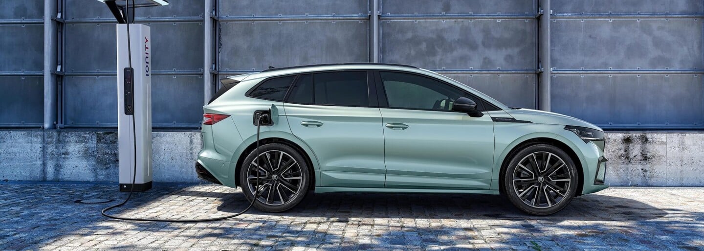 Škoda začína novú éru. Elektrický Enyaq má svietiacu masku, revolučný kokpit a dojazd až 510 kilometrov