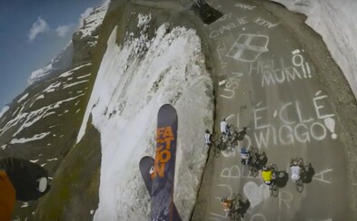 Skok přes vrtulník, cyklisty a další adrenalinové triky předvádí v novém videu bláznivý lyžař Candide Thovex Skok přes vrtulník, cyklisty a další adrenalinové triky předvádí v novém videu bláznivý lyžař Candide Thovex