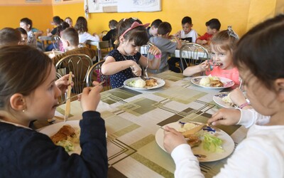 Školské jedálne sú v kríze, nemajú peniaze na kvalitný obed s mäsom a ovocím. Pomohlo by zvýšiť ceny