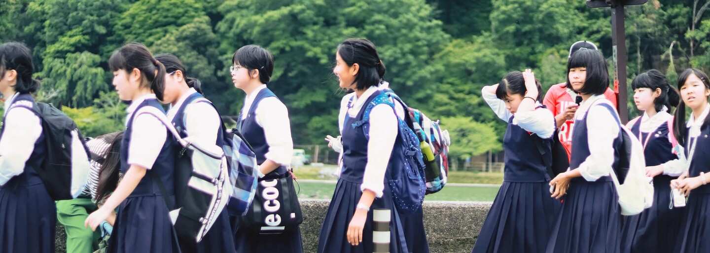 Školy v Tokiu ruší kontroverzní pravidla pro oblékání a účesy, studenti už si nebudou muset barvit vlasy na černo