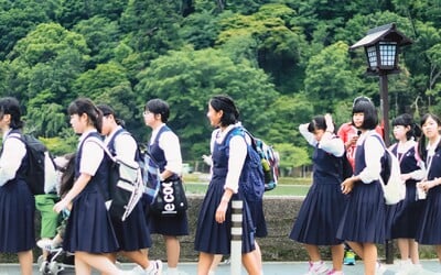 Školy v Tokiu ruší kontroverzní pravidla pro oblékání a účesy, studenti už si nebudou muset barvit vlasy na černo