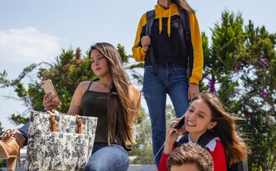 Skoro 40 % slovenských školákov používa smartfón, aby sa cítili lepšie, keď im je nanič. Každé 3 minúty kontrolujú notifikácie Skoro 40 % slovenských školákov používa smartfón, aby sa cítili lepšie, keď im je nanič. Každé 3 minúty kontrolujú notifikácie