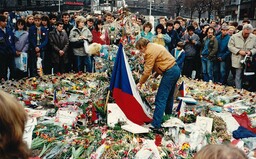 Skoro polovina Čechů není spokojena s fungováním demokracie v České republice, ukázal nový výzkum