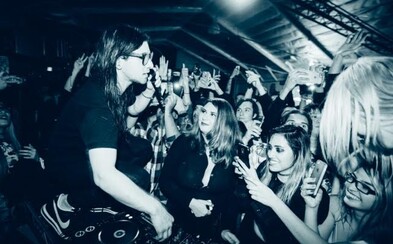 Skrillex už tento čtvrtek vystoupí v industriálních prostorech Pragovky. Ulov poslední vstupenky na jeho pražské vystoupení Skrillex už tento čtvrtek vystoupí v industriálních prostorech Pragovky. Ulov poslední vstupenky na jeho pražské vystoupení
