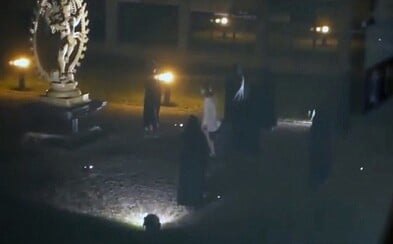Skupina mužov v areáli CERN naoko dobodala ženu pri okultnom rituáli. Uťahujú si z teórií, že CERN ovládajú ilumináti? Skupina mužov v areáli CERN naoko dobodala ženu pri okultnom rituáli. Uťahujú si z teórií, že CERN ovládajú ilumináti?