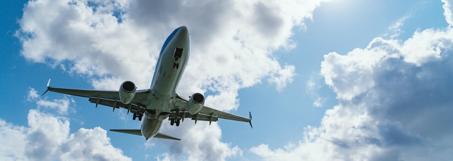Skupina pasažérů v letadle rozesílala přes AirDrop obrázky leteckých katastrof. Vyvolali paniku, hrozí jim až 3 roky vězení