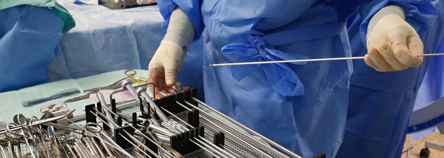 Skupina rumunských lékařů je podezřelá z opětovného použití implantátů z mrtvol