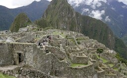Skupinka turistov vykonala veľkú potrebu v chráme na Machu Picchu. Okrem toho rozbili dlažbu a poškodili múry