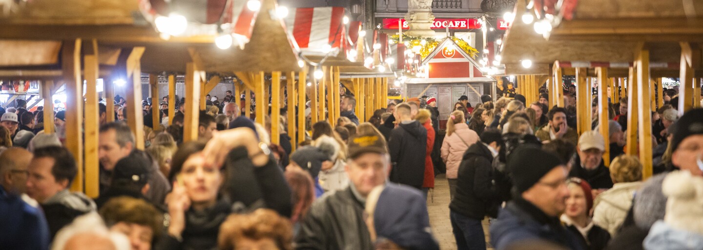 Skvelý punč, dobré jedlo a vojaci so samopalmi. Bratislavské vianočné trhy sú v plnom prúde, dá sa platiť kartou a triedi sa odpad