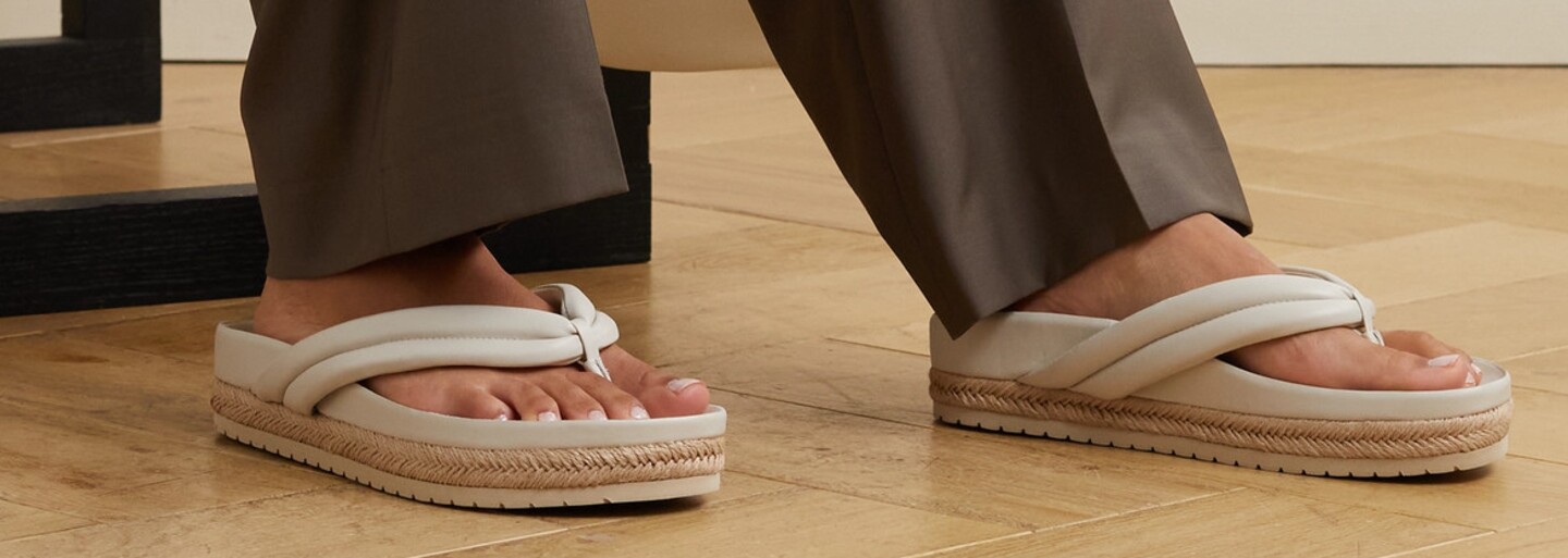 Šľapky flip-flop sú späť. Podľahneš staronovému trendu zo začiatku milénia?