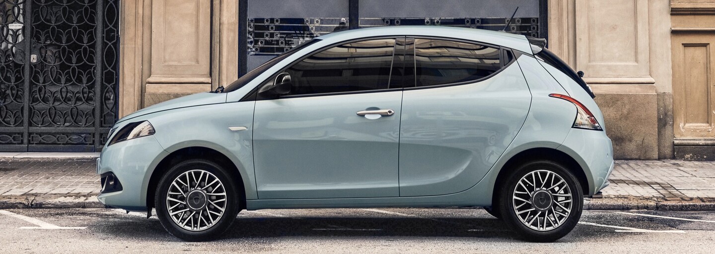 Slávna Lancia chystá veľkolepý návrat, kým sa tak stane, opäť vynovuje zastaraný model Ypsilon