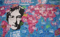 Slávna Lennonová stena v Prahe zmení svoju podobu. Premaľujú ju umelci z celej EÚ, Ukrajiny a Nórska