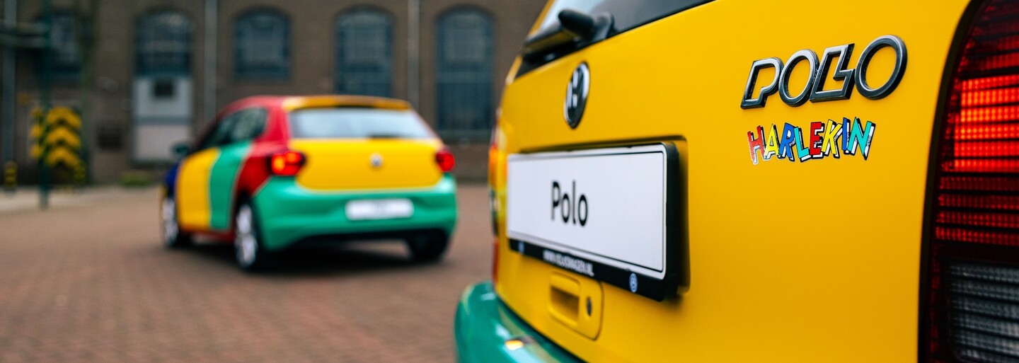 Slavné Polo Harlekin je zpět. Volkswagen oživil nečekaně úspěšný pestrobarevný kult z 90. let