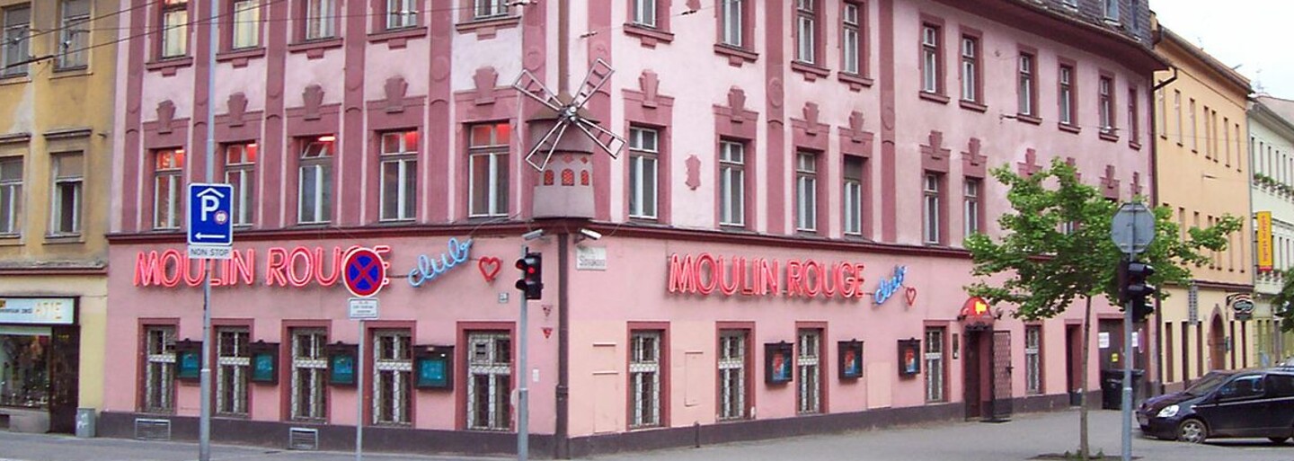 Slavný brněnský nevěstinec končí. Místo růžového domu Moulin Rouge budou stát nové byty