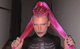 Slaytiiina: Všetci v slovenskom šoubiznise fetujú a množstvo známych mužov tají svoju sexuálnu orientáciu (Rozhovor)