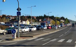 Sleduj, ako na Slovensku kolabuje doprava kvôli policajným kontrolám. Na hraniciach okresov ľudia strácajú nervy