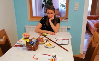 Sleduj, ako vyzerá oblievačka v čase koronavírusu. Slovenky zo SĽUK-u sa tradičnej šibačky nakoniec dočkali Sleduj, ako vyzerá oblievačka v čase koronavírusu. Slovenky zo SĽUK-u sa tradičnej šibačky nakoniec dočkali