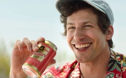 Sleduj bláznivý trailer na jeden z najchválenejších filmov roka. Komédia Palm Springs ťa kráľovsky pobaví