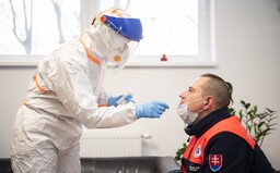 Sledujeme NAŽIVO: Od dnešného rána platia prísne opatrenia. Zatvorené sú školy, bary či fitká