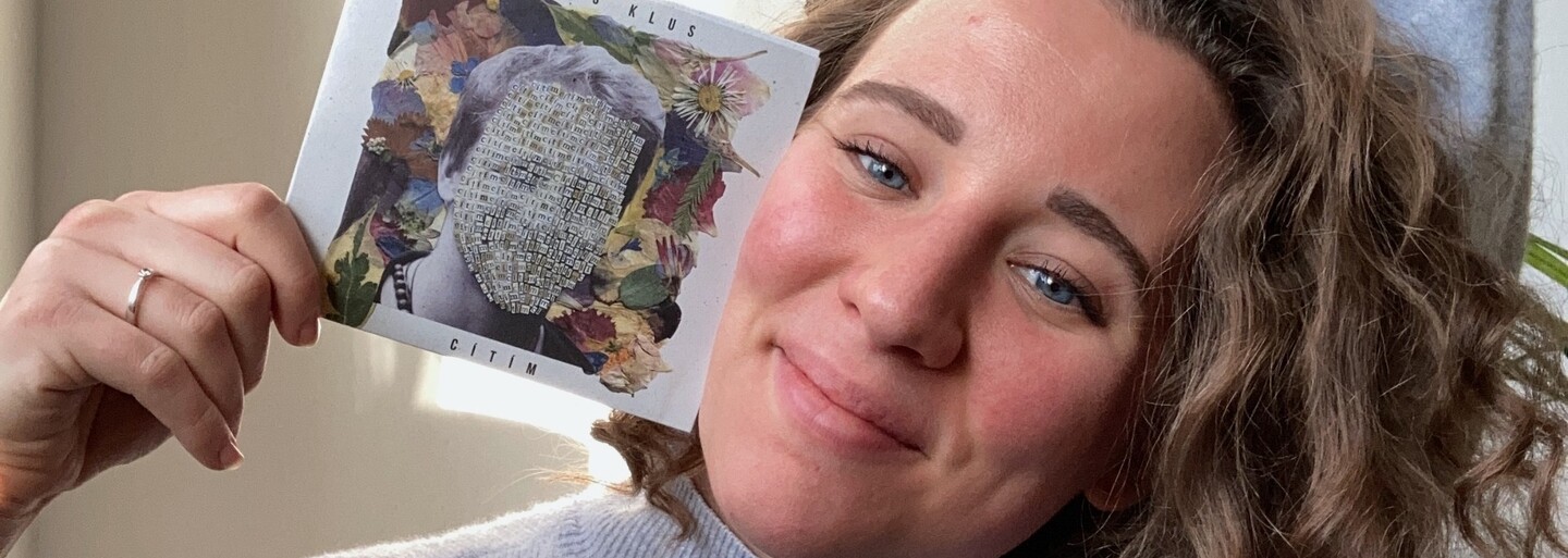 Slepování výstřižků jako deník i živobytí. Ulepená si svými kolážemi získala Instagram