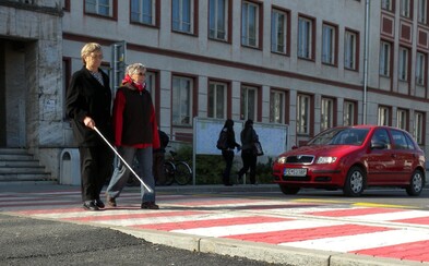 Slepú dôchodkyňu zrazilo auto na priechode pre chodcov, podľa slovenskej polície sa vraj dostatočne nepresvedčila, či môže prejsť Slepú dôchodkyňu zrazilo auto na priechode pre chodcov, podľa slovenskej polície sa vraj dostatočne nepresvedčila, či môže prejsť