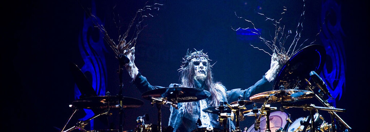 Slipknot: Na pódiu se chovají, jako kdyby je ovládal sám satan. Vystupují s baseballovými pálkami a v hororových maskách