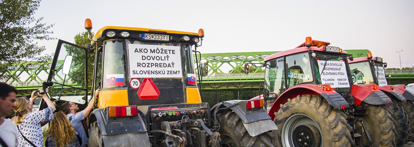 Slováci potešili protestujúcich farmárov spontánnymi raňajkami. Podporiť ich prišli s klobáskami, čerstvým chlebom aj zeleninou