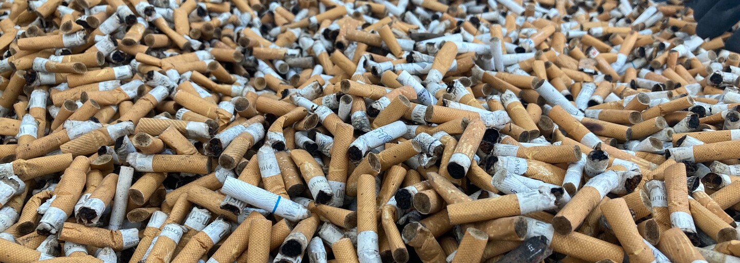 Slovák má vo firme desaťtisíce cigaretových ohorkov a hrozný smrad. Recykluje ich a z jeho produktu vzniká nový asfalt (Reportáž)