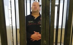 Slovák nevyhodil smerovku, a teraz sedí za mrežami. Policajti ho zastavili a zistili, že je na muža vydaný európsky zatykač