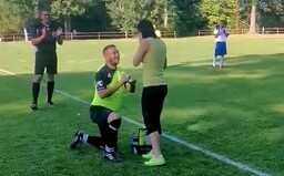 Slovák počas futbalu simuloval zranenie. Po príchode zdravotníčky ju požiadal o ruku priamo na ihrisku