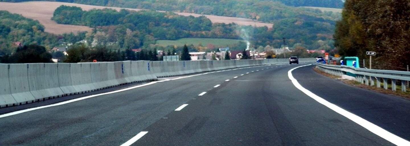 Slovák sa zaradil medzi rekordérov, na diaľnici uháňal rýchlosťou 242 km/h. Policajtom povedal, že sa ponáhľa do servisu