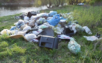 Slovák vyhodil do prírody pri rieke Váh 5,5 tony odpadu, hrozia mu dva roky vo väzení Slovák vyhodil do prírody pri rieke Váh 5,5 tony odpadu, hrozia mu dva roky vo väzení