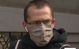 Slováka rozzúrili obrovské rady pred obchodmi, teraz baví internet: Potrebujem veľkú ihlu, lebo sa mi roz**bal koberec v kúpeľni