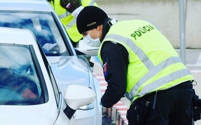 Slovákov kontroluje falošný policajt. Zrejme zarába na pokutách, ktoré dáva vodičom Slovákov kontroluje falošný policajt. Zrejme zarába na pokutách, ktoré dáva vodičom