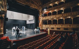 Slovákov zabávajú počas celoplošného testovania huslisti, mím aj DJ. Testuje sa v divadle, galérii, na lodi aj v autobuse (+foto)