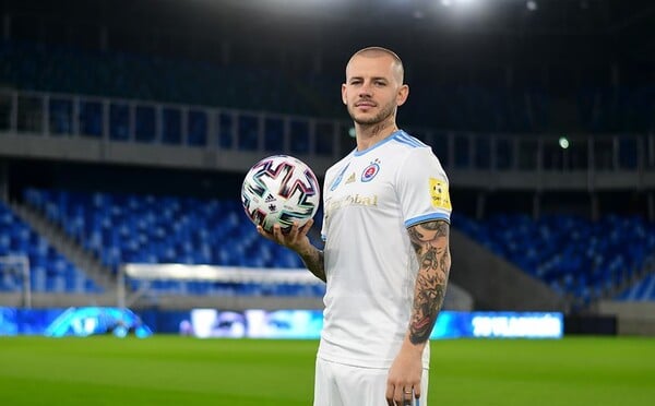 Slovan víta Weissa ako megahviezdu. Klub pripravil video v novom drese, v ktorom ukazuje parádičky s loptou