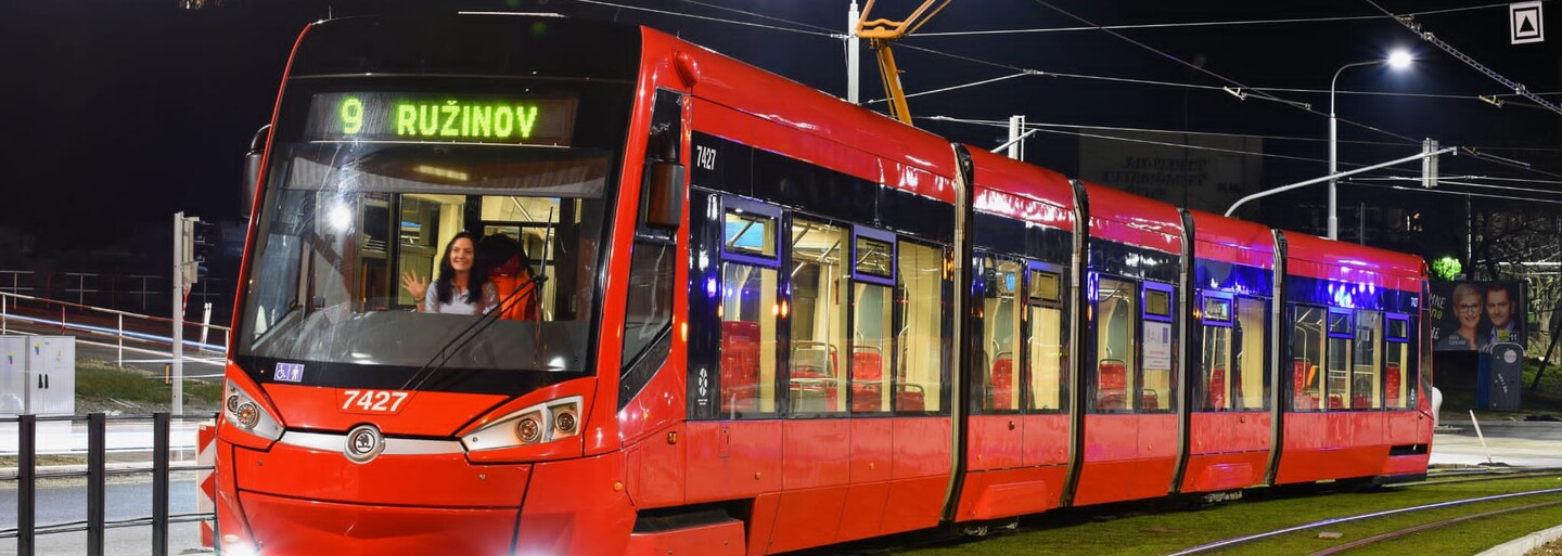 Slovenka Eva je vodička električky: Muži ma už skúšali zbaliť. Na Obchodnej mi opitý mladík počas noci skočil do cesty (Rozhovor)