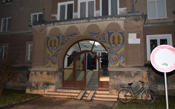 Slovenku nútili k prostitúcii, v aute mala uspokojiť desiatky zákazníkov. Držali ju zamknutú v byte