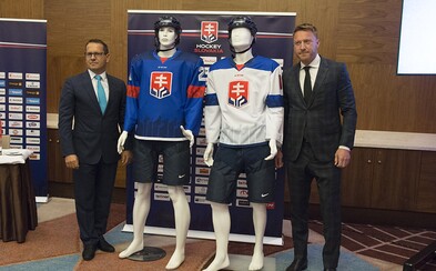 Slovenská hokejová reprezentácia by mohla za nové dresy a logo prísť o peniaze od štátu. Nevyhovuje trojvršie s hokejkami Slovenská hokejová reprezentácia by mohla za nové dresy a logo prísť o peniaze od štátu. Nevyhovuje trojvršie s hokejkami