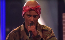 Slovenská modelka prezlečená za Tupaca rapuje slovo „n*gga“ v priamom prenose. Obúvajú sa do nej domáci raperi