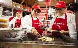 Slovenská pizza či japonské špeciality. Aké je najlepšie jedlo na Vianočných trhoch v Bratislave?