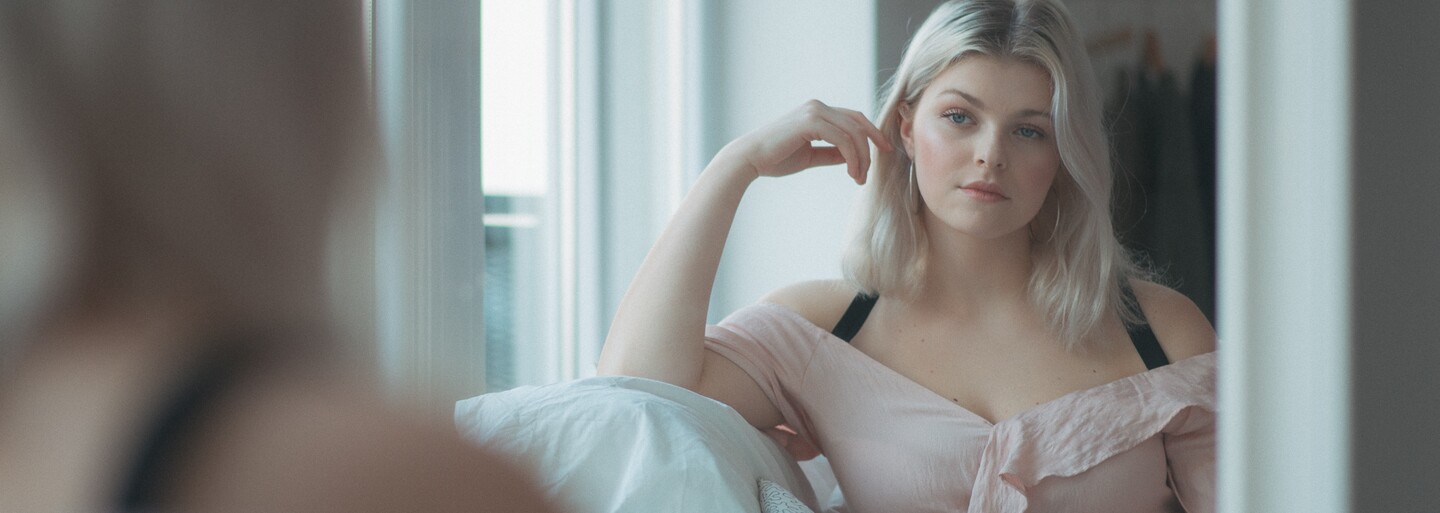 Slovenská plus-size modelka fotí pre ASOS, na svoje telo je pyšná. O Bronine krivky majú záujem aj v New Yorku