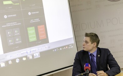 Slovenská polícia chystá mobilnú aplikáciu, vďaka ktorej si privoláš pomoc. Určená je najmä pre týrané a napadnuté ženy Slovenská polícia chystá mobilnú aplikáciu, vďaka ktorej si privoláš pomoc. Určená je najmä pre týrané a napadnuté ženy