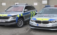 Slovenská polícia predstavila svoje nové autá. Štefan Hamran objasnil, prečo zvolili žltú a modrú farbu