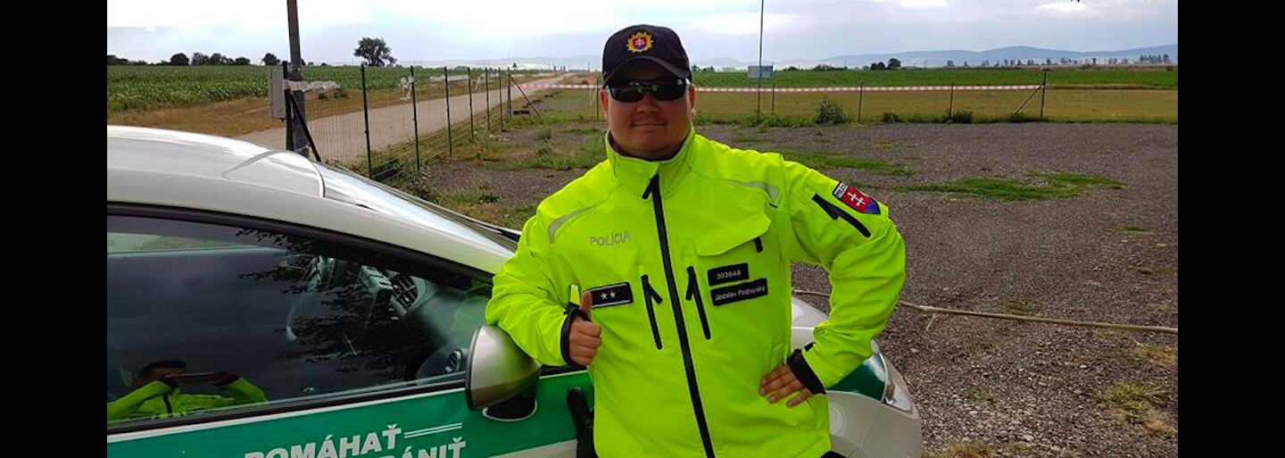 Slovenská polícia sa môže pochváliť ďalším bravúrnym riešením situácie. Mladej vodičke namiesto pokuty za rýchlosť pomohli dostať sa do nemocnice