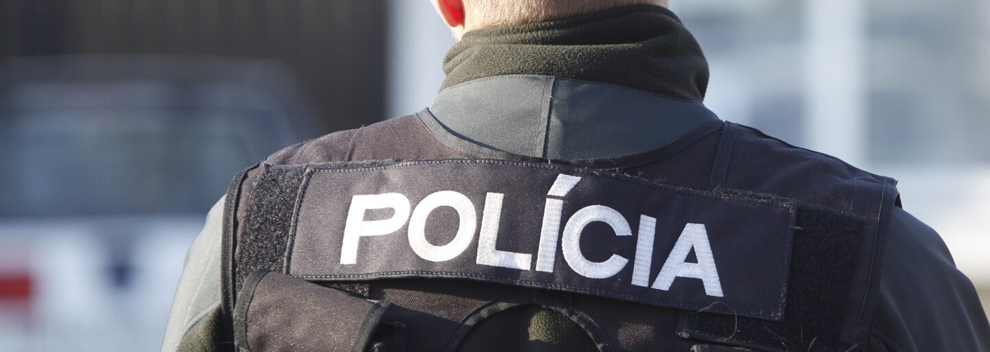 Slovenská polícia sa vydala do školy hľadať nebezpečné drogy. Prehliadka nenechala ľudí pokojnými a výkon policajtov poriadne zosmiešnili
