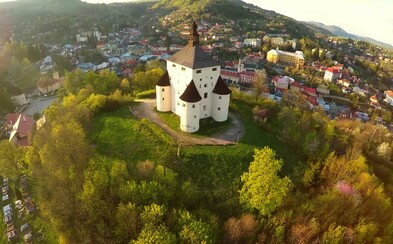 Slovenské mesto chce zo svojho centra vyhodiť autá. Malebná Banská Štiavnica by rada obyvateľom aj turistom spríjemnila pohyb po námestí Slovenské mesto chce zo svojho centra vyhodiť autá. Malebná Banská Štiavnica by rada obyvateľom aj turistom spríjemnila pohyb po námestí